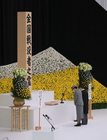在全國戰没者追悼式中默禱的天皇、皇后兩陛下＝15日中午、於東京都千代田區的日本武道館（官方代表攝影）