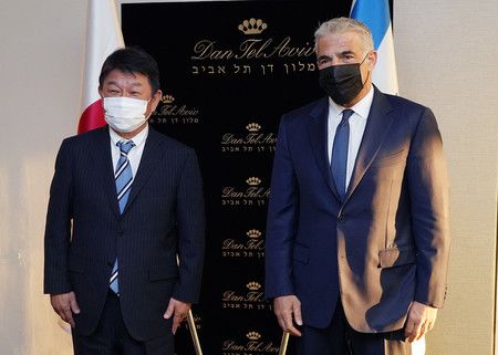 與以色列外交部長拉皮德會談的日本外相茂木敏充（左）＝18日、以色列・台拉維夫（日本外務省提供）