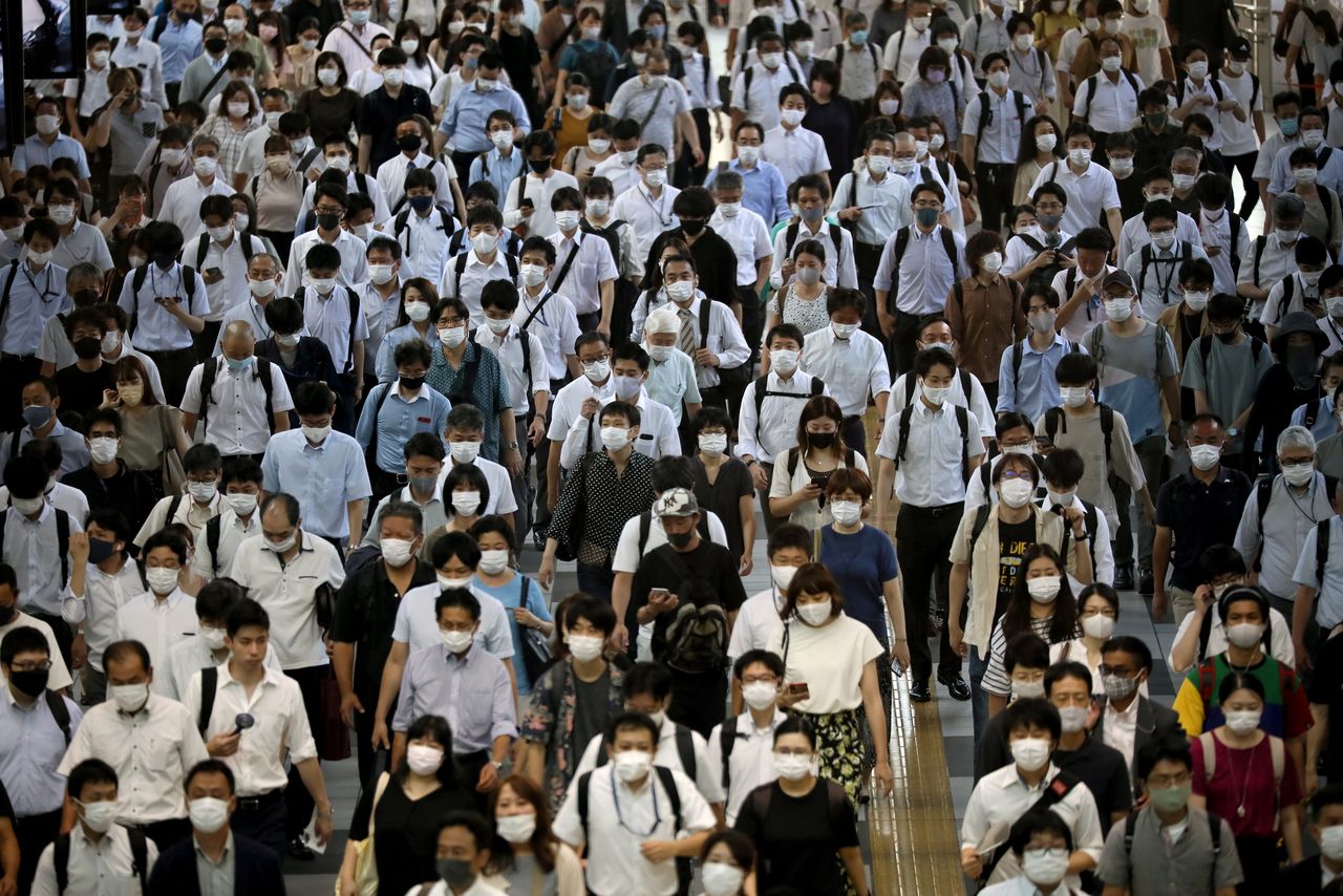 東京都在19日，再度公布新增5534人新型冠狀病毒確診。照片為2日在東京都内攝影，穿戴口罩通勤上班的人們（2021年　路透／Kevin Coombs）