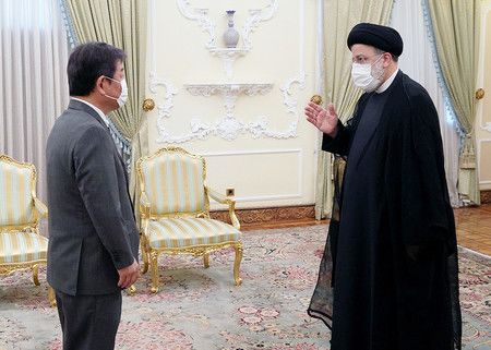 與伊朗萊希總統（右）進行會談的日本外務大臣茂木敏充＝22日、德黑蘭（日本外務省提供）