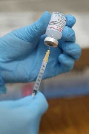 吸入注射器內的美國莫德納製造新型冠狀病毒病毒疫苗