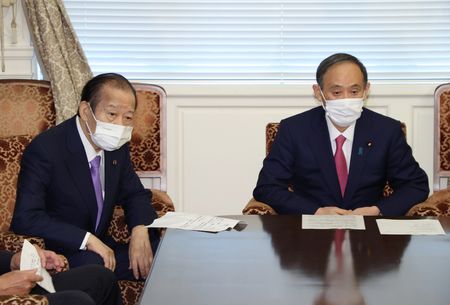 首相菅義偉（右）與自民黨幹事長二階俊博＝5月24日、國會内