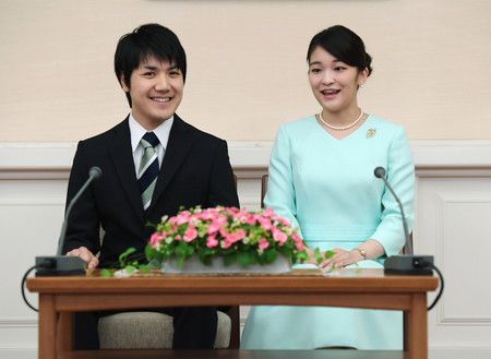 訂婚時,出席記者會的秋篠宮家長女真子內親王與小室圭=2017年9月3日、東京都港區赤坂東邸