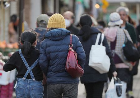漫步在東京都内商店街的日本親子=2020年4月
