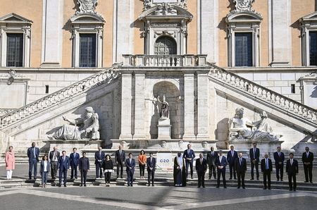 出席G20衛生部長級會議後進行記念照拍攝的出席者們＝5日、義大利羅馬（EPA時事）