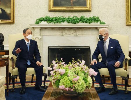 今年4月訪問美國時在白宮與拜登總統（右）舉辦會談的首相菅義偉（擷取自首相官邸推特）
