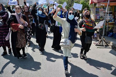 在巴基斯坦大使館附近持續抗議的阿富汗女性＝7日、喀布爾（AFP時事）