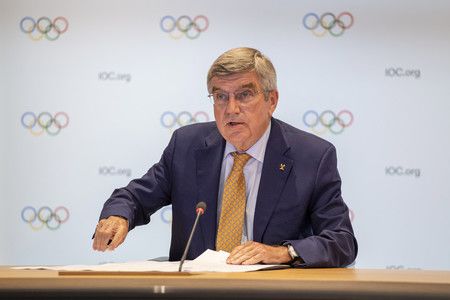 理事會後舉行網路線上記者會的國際奧林匹克委員會（IOC）主席巴赫＝8日（IOC提供・時事）