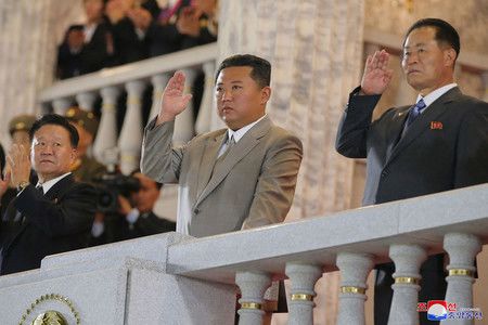 北韓の金正恩総書記(中央)=9日、平壤(朝鮮中央通信發布)(AFP時事)