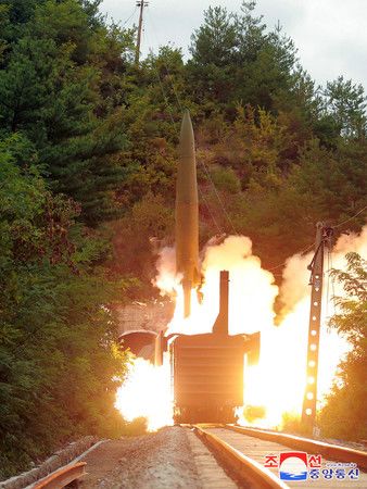 15日、北韓「鐵路機動導彈連隊」展示的導彈發射訓練（北韓通信）