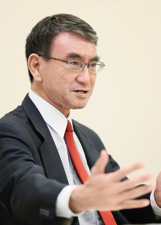 接受媒體詢問的日本規制改革擔當大臣河野太郎=16日上午、於東京・永田町的衆議院議員會館
