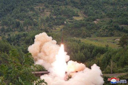 15日、在北韓實施的「鐵道機動導彈連隊」導彈發射訓練（朝鮮通信）