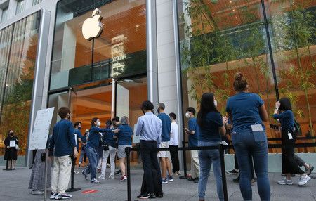 正式開始販售的美國蘋果公司智慧型手機「iPhone」新一代機種「13」後,店門前排隊的人潮=24日上午、東京都千代田區APPLE丸之內