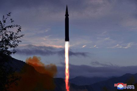 28日上午、北韓於慈江道龍林郡進行極超音速導彈「火星8」試射作業(朝鮮通信)