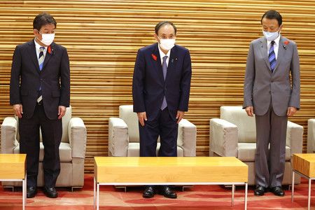 出席臨時閣僚會議的首相菅義偉（中央）等人＝4日上午、於首相官邸