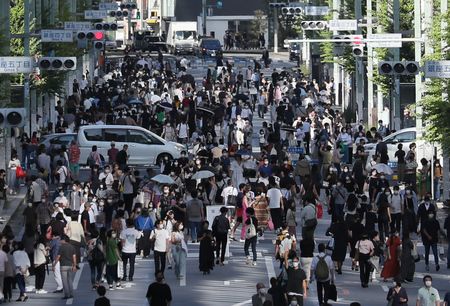 緊急事態宣言全面解除後，睽違約半年重新再開的銀座步行者天國＝2日、東京都中央區