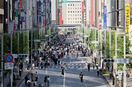 緊急事態宣言全面解除下，相隔約半年重新開放的銀座步行者天國＝2日、東京都中央區