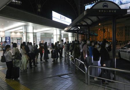 因為地震導致電車運轉暫停、JR品川站前的計程車乘車場擠滿人潮＝8日凌晨、於東京都港區