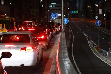 地震影響下暫時停止開放的首都高速道路（右側）與塞車的六本木道路＝8日清晨、東京都澀谷區