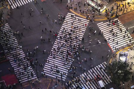 澀谷交差十字路口上漫步的人們＝9月23日、東京都澀谷區（AFP時事）