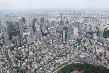 JR新宿車站（右）與新宿的高樓層大樓群（左）＝7月31日、東京都内