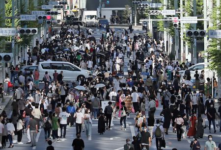 緊急事態宣言全面解除下，相隔約半年重新再開放的銀座步行者天國＝2日、東京都中央區