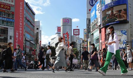在緊急事態宣言全面解除後的首個週末,東京・澀谷的十字路口上交錯的行人=2日、東京都澀谷區