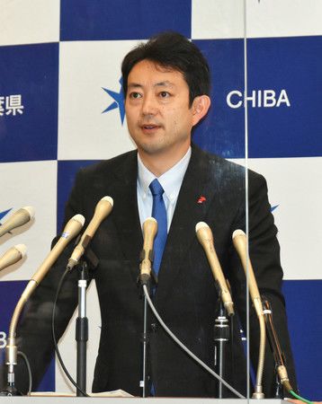 在記者會上發表全面解除飲食店面飲食限制的千葉縣知事熊谷俊人=20日下午、千葉縣廳