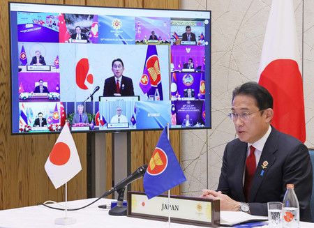 出席ASEAN+3（日中韓）的網路元首高峰會的首相岸田文雄＝27日下午、於首相官邸（内閣廣報室提供）