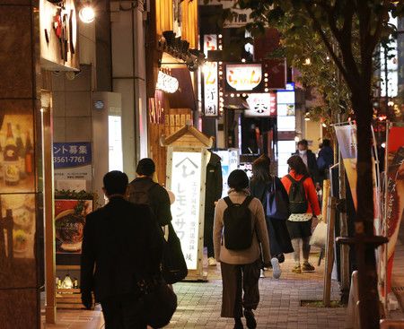 在解除營業時間縮短限制後的東京有樂町的飲食店街＝25日下午、東京都千代田區