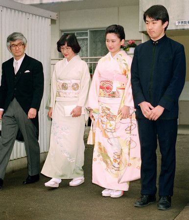 婚禮下聘當天的「納采之儀」當日，為了表示致意，結婚前的秋篠宮紀子妃與父親川嶋辰彥（左端）與母親和代女士（同列第2人）一起前往皇居，＝1990年1月、東京都豐島區