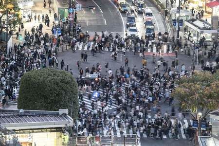 澀谷車站前十字路口交錯而行的人群=6日、東京都澀谷區(AFP時事)