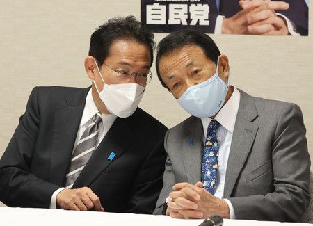 自民黨役員會前、與副總裁麻生太郎(右)交談的首相岸田文雄=9日上午、於東京永田町的黨本部