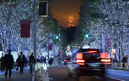 六本木Hills的「櫸坂燈飾」與路上行人＝11月9日、東京都港區（AFP時事）