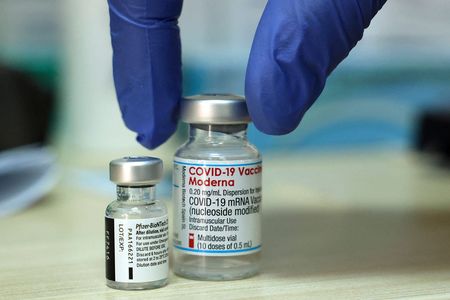 美國輝瑞公司製造的新型冠狀病毒疫苗（左）與美國莫德納公司製造的冠狀病毒疫苗（AFP時事）