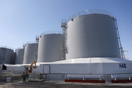 東京電力福島第一核電廠内保管處理水的儲存槽=2月19日、福島縣\大熊町