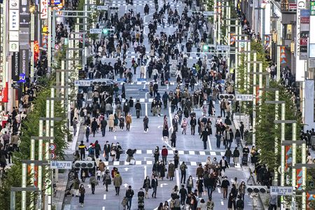 在東京銀座的步行者天國漫步的人們＝7日（AFP時事）
