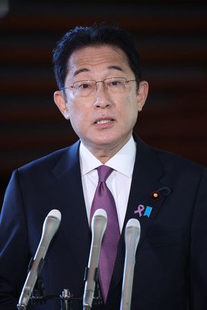 面對記者團表達將釋出國家儲備用石油的首相岸田文雄=24日上午、首相官邸