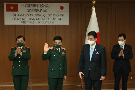 備忘錄署名結束後，展現笑容的越南國防部長潘文江（左起第二人）與日本防衛大臣岸信夫（同第三人）＝23日下午、東京都新宿區（代表攝影）