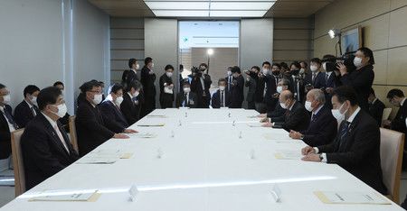 在給與關係閣僚會議上致詞的官房長官松野博一（左起第2人）＝24日上午、首相官邸