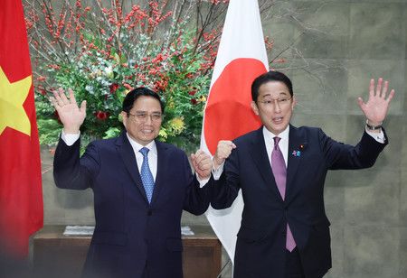 出面迎接越南總理范明政的岸田文雄首相(右)=24日下午、首相官邸
