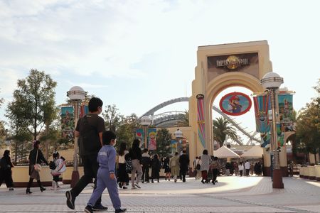 解除宣言後人潮回流的大阪環球影城=19日、大阪市此花區
