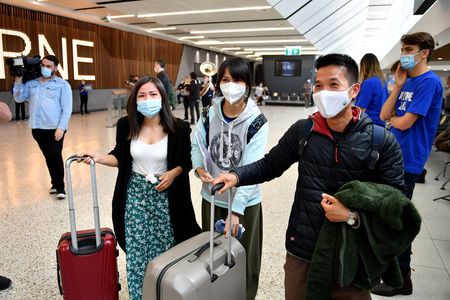 抵達墨爾本國際機場的外籍旅客=21日、澳洲・墨爾本(EPA時事)