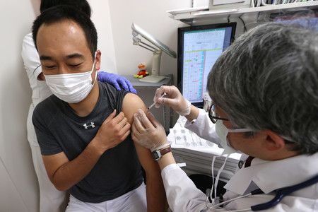 針對醫療從業人員實施的第三劑疫苗接種＝1日上午、於名古屋市西區名鐵醫院
