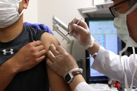 針對醫療從業人員實施的新型冠狀病毒疫苗第三劑接種＝1日、名古屋市西區名鐵醫院