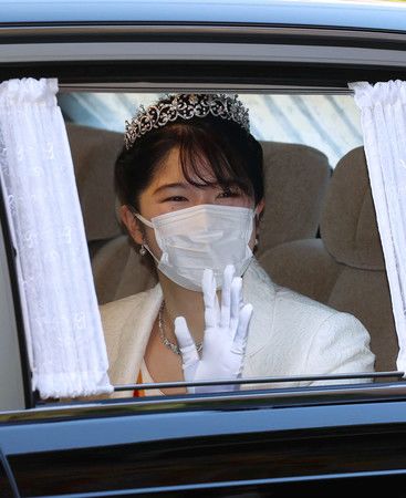 為了跟上皇夫妻致意,前往仙洞臨時御所訪問的愛子內親王=5日下午、東京都港區