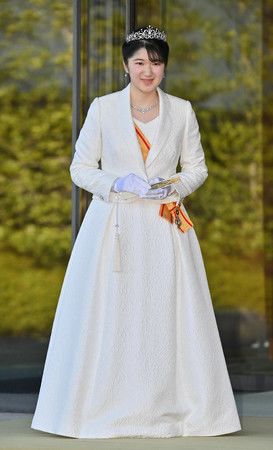 穿戴頭飾及配戴勲章以洋裝正式服裝之姿初形成年儀式的天皇、皇后兩陛下長女愛子內親王=5日下午、皇居・宮殿西車寄(代表攝影)