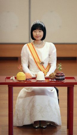 穿戴頭飾，舉辦結婚儀式，當年的黑田清子（當時稱紀宮內親王）＝2005年11月、皇居・宮殿「松之間」