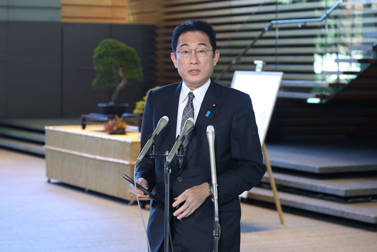 日本首相岸田文雄首相在7日,就美國向北京奧運發動外交杯葛一事,在日本的對應上表示,「會就奧運的意義,我國的外交上的意義等綜合考量,以國家利益的觀點上我們會再做出進一步判斷」。照片為12月2日、於東京首相官邸攝影(2021年 時事通信)