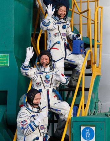 進入聯盟號宇宙飛船前的前澤友作（中央）等人（8日、哈薩克・拜科努爾太空發射場）（AFP時事）